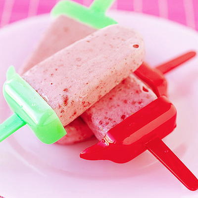 Bär- och yoghurtglass på pinne