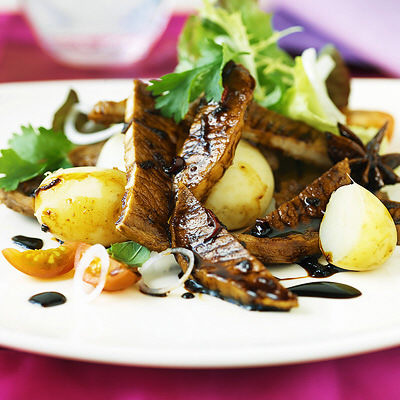 Karamelliserat fläskkött med örtsallad