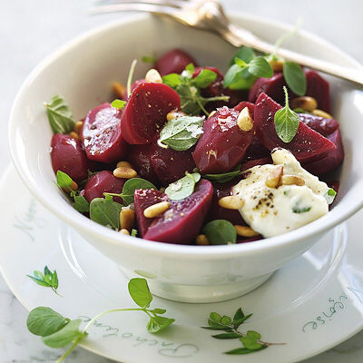 Rödbetor med chèvrecrème och pinjenötter