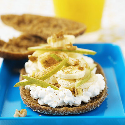Smörgås med banan, päron och valnötter