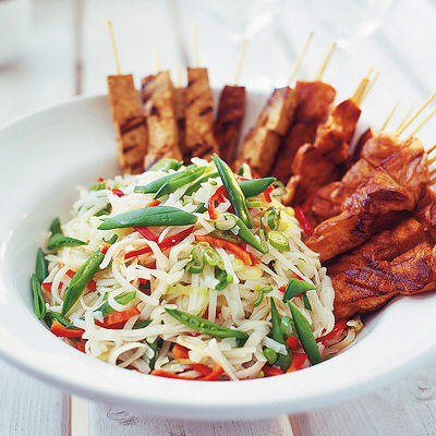 Nudelsallad med grillspett