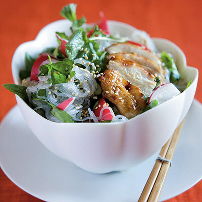 Asiatisk örtsallad med risnudlar och sojastekta kycklinglår
