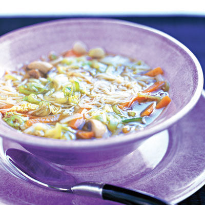 Nudelsoppa med grönsaker, tofu och ägg