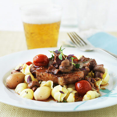 Fläskkotletter i rödvin med svamp och bacon