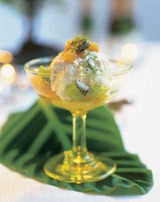 Glass med kokos och varm frukt i lime