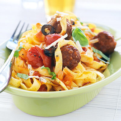 Pasta med köttbullar och tomatsås
