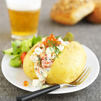 Bakad potatis med kräftsallad