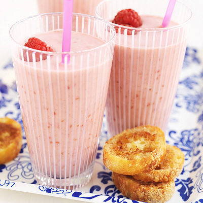 Hallonsmoothie med kanelbröd