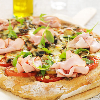 Stor pizza med skink- och rucolatopping