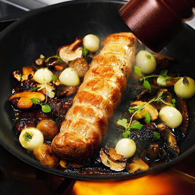 Helstekt fläskfilé med höstsvamp och smålökar