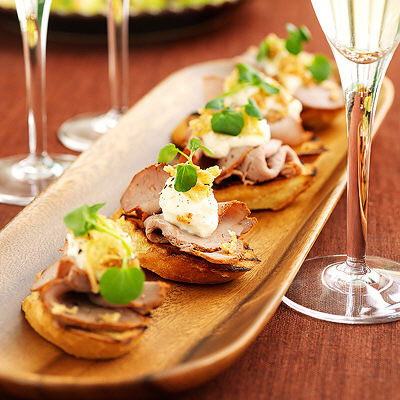 Crostini med rostbiff, pepparrotskräm och vattenkrasse