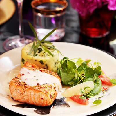 Halstrad pepparsotad lax med dragonsås