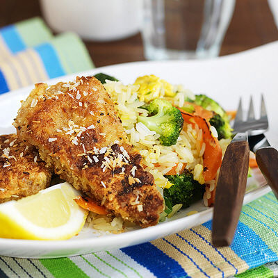 Kokospanerad fisk med soja och ingefära och stekt ris