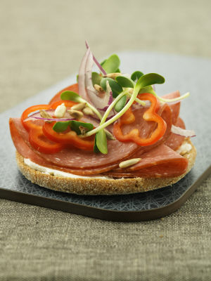 Smörgås med salami, ärtskott och solrosfrön