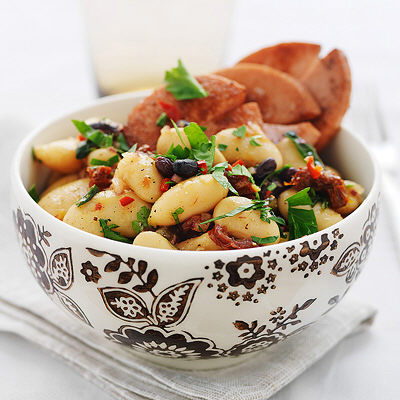 Falukorv med kryddig bönsallad