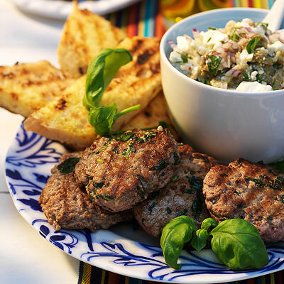 Lammfärsbiffar och grillad ciabatta med aubergineröra
