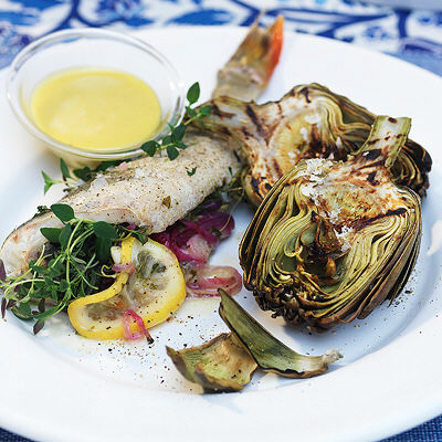 Grillad örtfylld fisk och kronärtskocka med sardellaioli