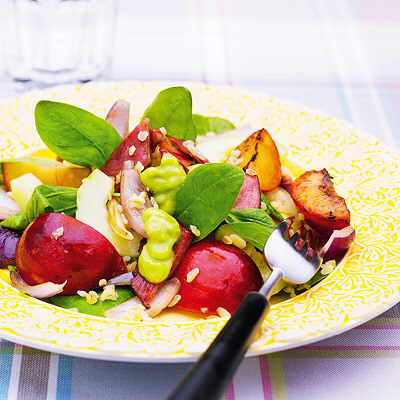 Sallad med bacon, plommon och avokadosås
