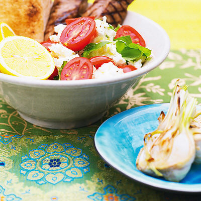 Grillad vitlök med fetaostsallad