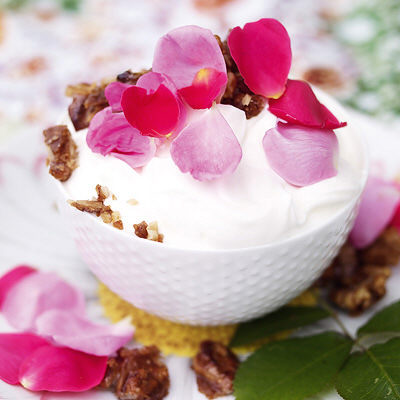 Rosendessert med kanderade valnötter