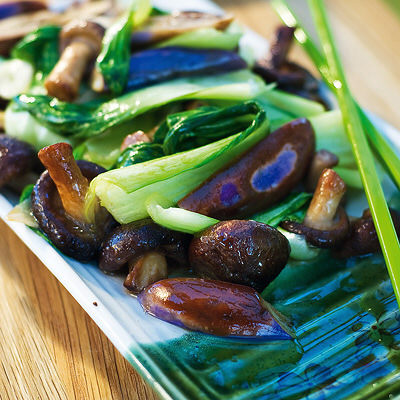 Wokad pak choy med svamp och salladslök