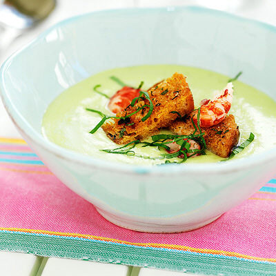 Avokadosoppa med kräftstjärtar och krutonger