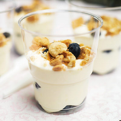 Citronkräm med färska bär