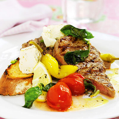 Grillad biff med grönsaker och fetaost i paket
