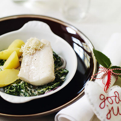 Lutfisk med stuvad grönkål, rödlök och pepparrot