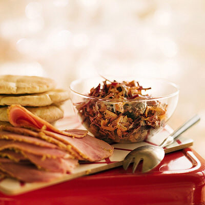 Fyllda pitabröd med skinka och kryddig coleslaw