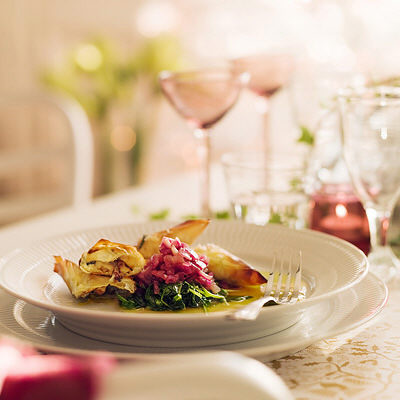 Filodegsknyten med stilton och fikon samt rödlöks- och spenatsallad