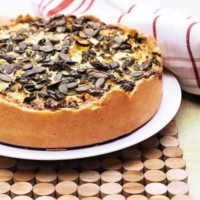 Grönkålspaj med feta och pumpakärnor