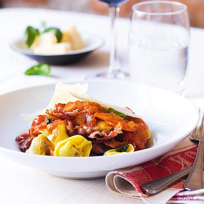 Tortellini med prosciutto och tomatsås