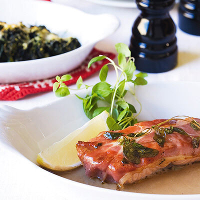 Saltimbocca på lax, med mejram- och citronsås