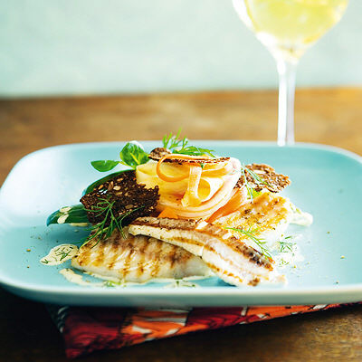 Ljummen sallad med grillad abborre