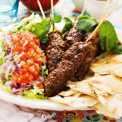 Kryddiga köttfärsspett med sallad och pitabröd