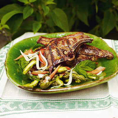 Grillade lammkotletter med kapris- och sparrissallad