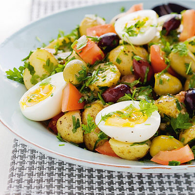 Örtig sallad på potatis och ägg