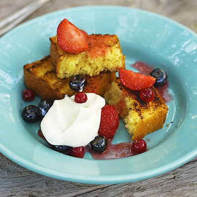 Grillad sockerkaka med marinerade bär