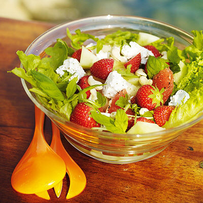 Somrig sallad med melon, jordgubbar och getost