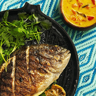 Grillad hel fisk med piri-pirisås