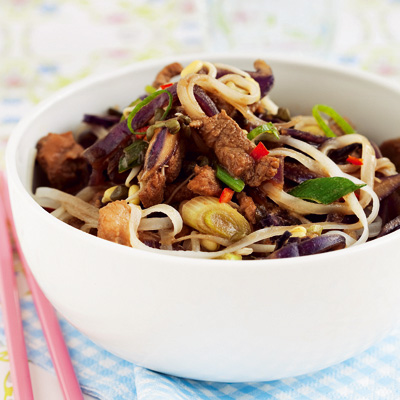 Wok med marinerad fläskkarré och böngroddar