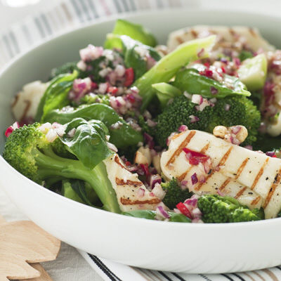 Broccolisallad med grillad halloumi
