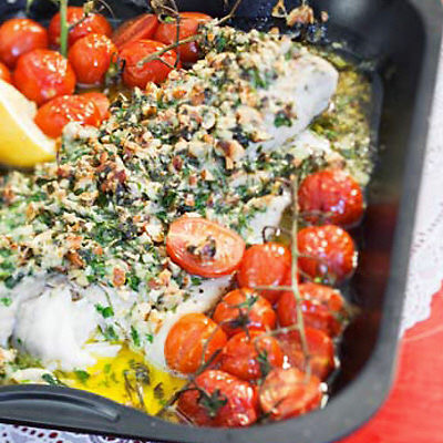 Ugnsbakad sej med pesto och körsbärstomater