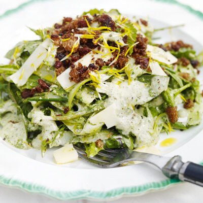 Caesarsallad på ogräs med bacon
