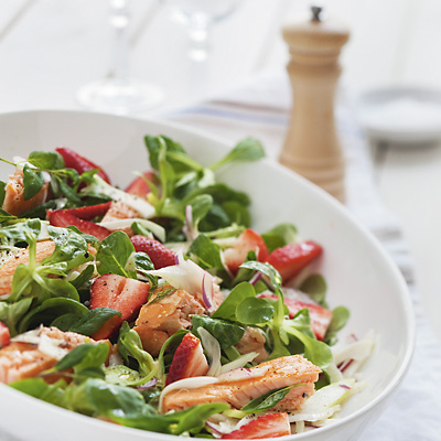 Jordgubbssallad med varmrökt lax