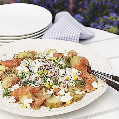 Laxsallad med hackat ägg