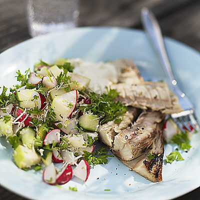 Rökt fisk med gurksalsa och crème fraiche