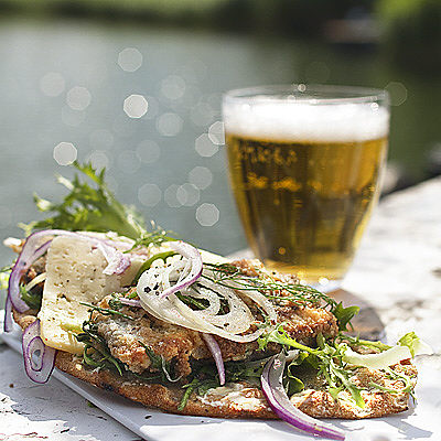 Stekt inlagd strömming på knäckebröd