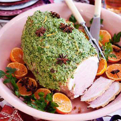 Ugnsbakad julskinka med salvia, clementin och vitlök